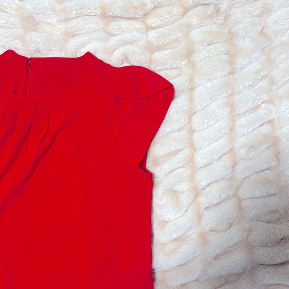 Red pepper tulip sleeve dress top with keyhole back. - Picture 4 of 4